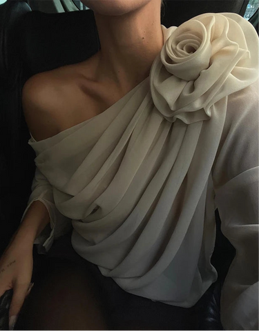 Asymmetrische Chiffon-Bluse mit Blüten-Detail