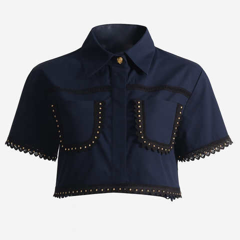 Eleganter Zweiteiler mit Häkel-Details und goldenen Akzenten